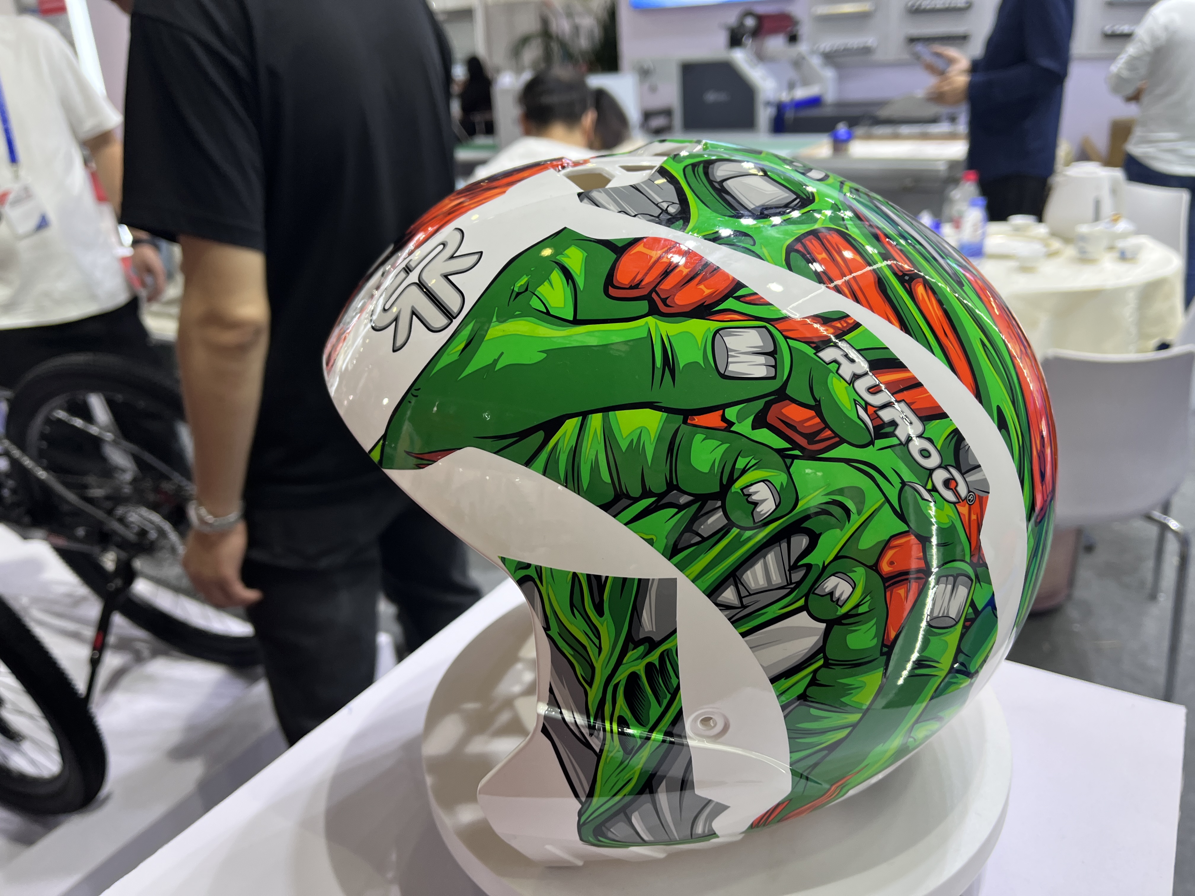 హెల్మెట్‌లపై ఇంక్ ఉపయోగించబడుతుంది